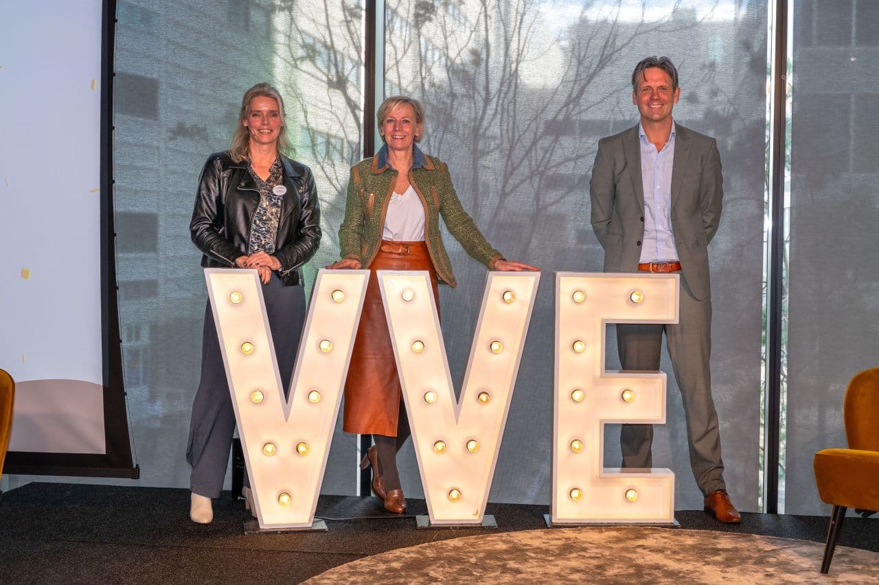 De aftrap van het landelijke kenniscentrum voor VvE-verduurzaming tijdens het symposium Samen VvE's Verduurzamen.